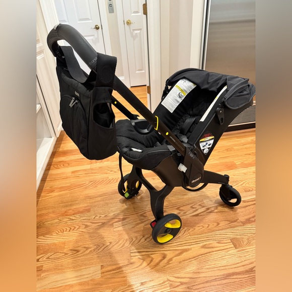 Doona™ Special Edition Infant Car Seat/Stroller & Base - Picture 4 of 15